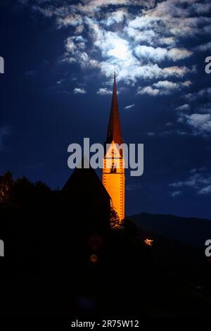 Église paroissiale St.Vinzenz, illuminée, Heiligenblut am Großglockner, pleine nuit de lune, clair de lune Banque D'Images