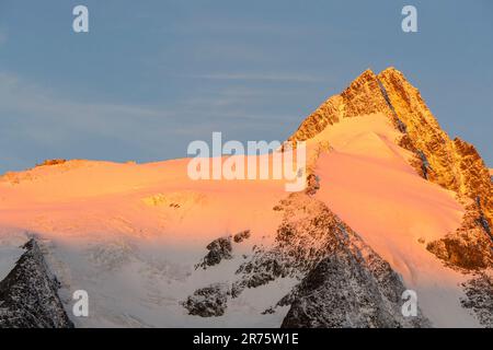 Großglockner avec la hutte Erzherzog Johann, sommet au lever du soleil, alpenglow Banque D'Images