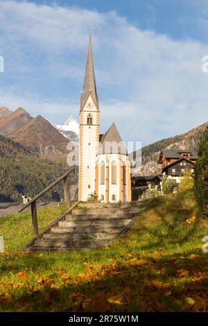 Eglise paroissiale St.Vinzenz, Heiligenblut am Großglockner, jour, automne, temps équitable Banque D'Images