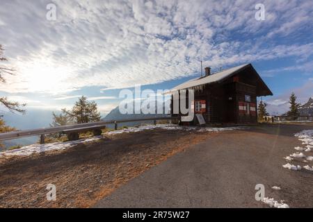 Cabane Palik avec des glaces et des volets rouges, chalet sur la route haute alpine Grossglockner, l'hiver Banque D'Images