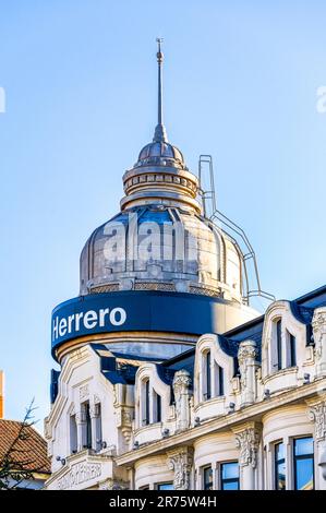 Oviedo, Asturies, Espagne - 12 février 2023: La banque Herrero présente sa façade remarquable et son architecture complexe. Le bâtiment commercial est dans Banque D'Images