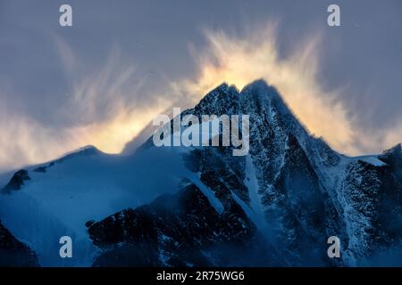 Coucher de soleil derrière Großglockner, aura, nuages irisés Banque D'Images