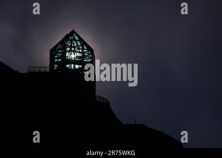 Observatoire Wilhelm Swarovski lors d'une pleine nuit de lune, la lune brille à travers la tour, aura autour de la tour Banque D'Images