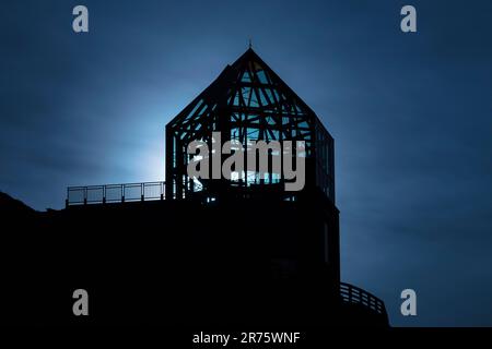 Observatoire Wilhelm Swarovski lors d'une pleine nuit de lune, la lune brille à travers la tour, heure bleue Banque D'Images
