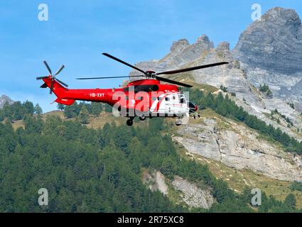 Hélicoptère de transport polyvalent AS 332 Super Puma C1 HB-XVY de Heliswiss International AG devant un paysage de montagne, Valais, Suisse Banque D'Images