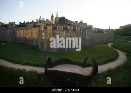 La tour et les murs du château - Tour de Londres vue ville de Londres Angleterre GB Royaume-Uni UE Europe Banque D'Images