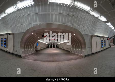 Vue panoramique sur la mezzanine du dernier arrêt du métro n°7 et à pied de la sortie sur 34th Street Hudson yards. À New York. Banque D'Images