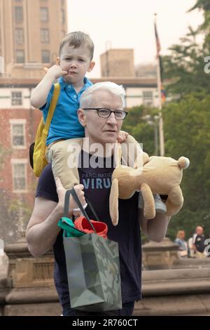 Le jeune homme de CNN Anderson Cooper et son fils adoptif Wyatt marchent à travers le parc de Washington Square à Greenwich Village. Juin 2023. Banque D'Images