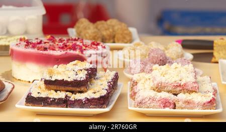 Gâteaux aux fruits, tartes, brownies et autres desserts et spécialités savoureux en vente sur le stand de confiserie du marché alimentaire de Prague Farmers Street Banque D'Images