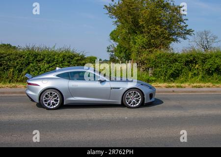 Jaguar F-Type R-Dynamic Auto 300 I4 Quickshift Auto 2018 démarrage/arrêt automatique Auto Silver car coupé essence 1997 cc Banque D'Images