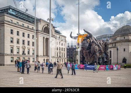 Touristes et touristes prenant des photos de l'emblématique taureau en métal géant qui est apparu pour la première fois pendant les matchs du Commonwealth de Birmingham. Politiques. Banque D'Images