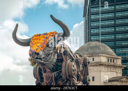 L'emblématique taureau en métal géant qui a été vu pour la première fois aux Jeux du Commonwealth de Birmingham a sa tête couverte de fleurs pendant l'événement Polainations. Banque D'Images