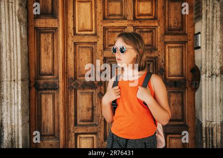 Petite fille drôle de voyageur marchant dans les rues de Provence, portant un sac à dos. Voyage avec les enfants, vacances en famille dans le sud de la France, photo prise Banque D'Images