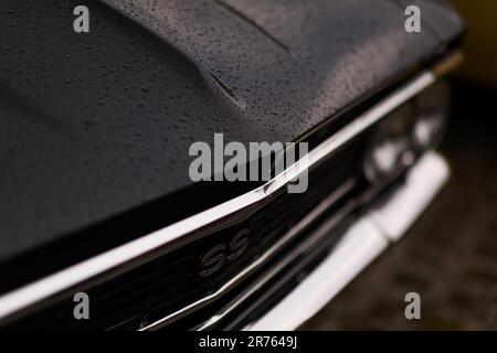 Izmir, Turquie - 3 juin 2023 : gros plan du logo SS sur une Chevrolet Chevelle noire, ornée de gouttes de pluie Banque D'Images