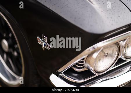 Izmir, Turquie - 3 juin 2023 : gros plan du logo 350 sur une Chevrolet Chevelle SS noire, ornée de gouttes de pluie Banque D'Images