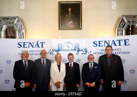 Martina Navratilova, ancienne joueuse de tennis, pose avec des sénateurs avant d'être récompensée de la Médaille du Président du Sénat, 13 juin 2023, à Prague. De gauche à droite : Jiri Ruzicka, Jiri Drahos, Navratilova, Président du Sénat Milos Vystrcil (ODS), Jiri Oberfalzer (ODS) et Tomas Tretina. (CTK photo/Ondrej Deml) Banque D'Images