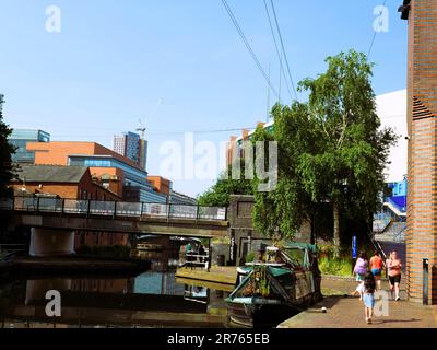 Marchez sur le canal à Birmingham, Royaume-Uni Banque D'Images