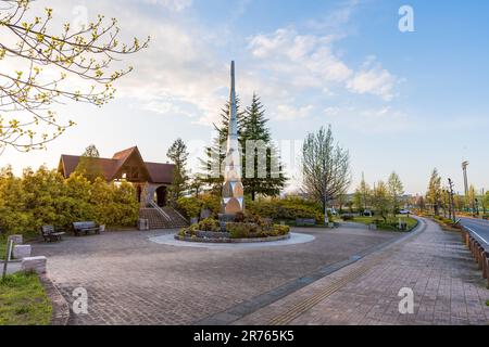 Kariya City, Aichi, Japon - avril 8 2023 : entrée principale du parc Mississauga au crépuscule. Banque D'Images