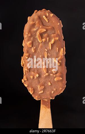 Macro-photographie alimentaire de crème glacée, chocolat, glacé, noix, amande, sucré, dessert, popsicle, froid, frais, fraîcheur, arrière-plan Banque D'Images