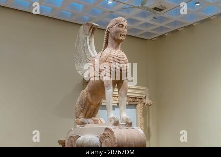 Delphes, Grèce 11 août 2022. Sphinx de Naxos au musée Delphes. Statue célèbre dans le musée Delphes. Aspect latéral. Banque D'Images