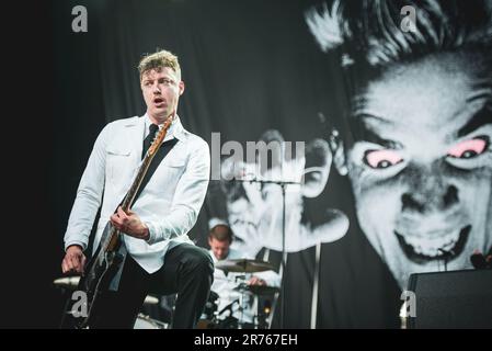 MUNICH, ALLEMAGNE Festival ROCKAVARIA: Niklas Almqvist, également connu sous le nom de Nichols arson, guitariste du groupe suédois The ruches qui joue en direct sur scène à la première édition du Festival Rockavaria. Banque D'Images