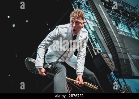 MUNICH, ALLEMAGNE Festival ROCKAVARIA: Niklas Almqvist, également connu sous le nom de Nichols arson, guitariste du groupe suédois The ruches qui joue en direct sur scène à la première édition du Festival Rockavaria. Banque D'Images