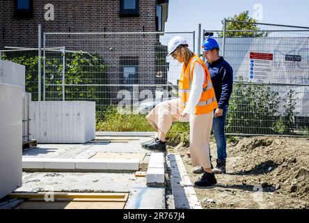 Rinsburg, pays-Bas. 13th juin 2023. RINSBURG - Reine Maxima lors de sa visite à un projet de logement de Koninklijke Bouwend Nederland membre de la société KBM dans le cadre de la seizième édition de la Journée de la construction. ANP REMKO DE WAAL pays-bas Out - belgique Out Credit: ANP/Alay Live News Banque D'Images