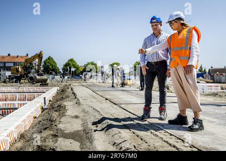 Rinsburg, pays-Bas. 13th juin 2023. RINSBURG - Reine Maxima lors de sa visite à un projet de logement de Koninklijke Bouwend Nederland membre de la société KBM dans le cadre de la seizième édition de la Journée de la construction. ANP REMKO DE WAAL pays-bas Out - belgique Out Credit: ANP/Alay Live News Banque D'Images