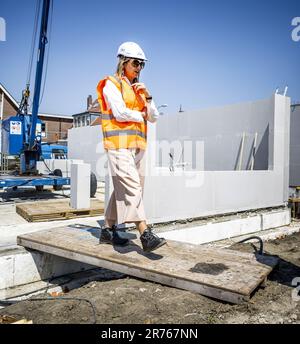 Rinsburg, pays-Bas. 13th juin 2023. RINSBURG - Reine Maxima lors de sa visite à un projet de logement de Koninklijke Bouwend Nederland membre de la société KBM dans le cadre de la seizième édition de la Journée de la construction. ANP REMKO DE WAAL pays-bas Out - belgique Out Credit: ANP/Alay Live News Banque D'Images