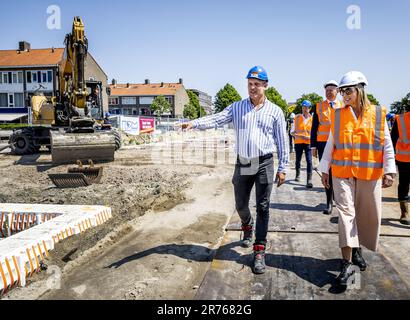 Rinsburg, pays-Bas. 13th juin 2023. RINSBURG - Reine Maxima lors de sa visite à un projet de logement de Koninklijke Bouwend Nederland membre de la société KBM dans le cadre de la seizième édition de la Journée de la construction. ANP REMKO DE WAAL pays-bas Out - belgique Out Credit: ANP/Alay Live News Banque D'Images