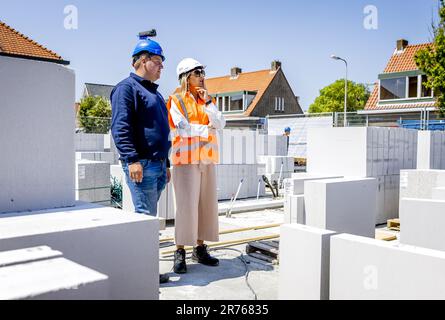 Rinsburg, pays-Bas. 13th juin 2023. RINSBURG - Reine Maxima lors de sa visite à un projet de logement de Koninklijke Bouwend Nederland membre de la société KBM dans le cadre de la seizième édition de la Journée de la construction. ANP REMKO DE WAAL pays-bas Out - belgique Out Credit: ANP/Alay Live News Banque D'Images