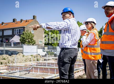 Rinsburg, pays-Bas. 13th juin 2023. RINSBURG - Reine Maxima lors de sa visite à un projet de logement de Koninklijke Bouwend Nederland membre de la société KBM dans le cadre de la seizième édition de la Journée de la construction. ANP REMKO DE WAAL pays-bas Out - belgique Out Credit: ANP/Alay Live News Banque D'Images