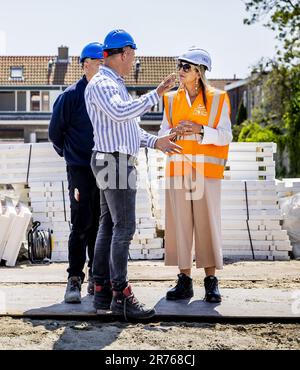 Rinsburg, pays-Bas. 13th juin 2023. RINSBURG - Reine Maxima lors de sa visite à un projet de logement de Koninklijke Bouwend Nederland membre de la société KBM dans le cadre de la seizième édition de la Journée de la construction. ANP REMKO DE WAAL pays-bas Out - belgique Out Credit: ANP/Alay Live News Banque D'Images