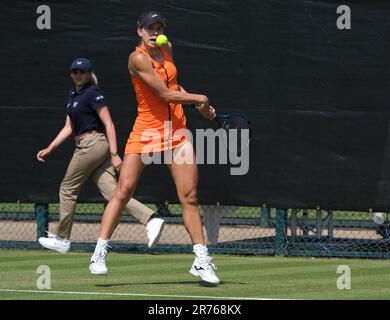 Nottingham, Royaume-Uni. 13th juin 2023; Nottingham tennis Centre, Nottingham, Angleterre: Rothesay Nottingham Open, jour 2; Magda Linette (POL) joue un coup de dos à Olivia Gadecki (AUS) Credit: Action plus Sports Images/Alay Live News Credit: Action plus Sports Images/Alay Live News Banque D'Images