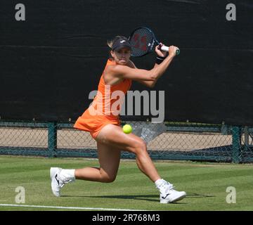 Nottingham, Royaume-Uni. 13th juin 2023; Nottingham tennis Centre, Nottingham, Angleterre: Rothesay Nottingham Open, jour 2; Magda Linette (POL) joue un coup de dos à Olivia Gadecki (AUS) Credit: Action plus Sports Images/Alay Live News Credit: Action plus Sports Images/Alay Live News Banque D'Images