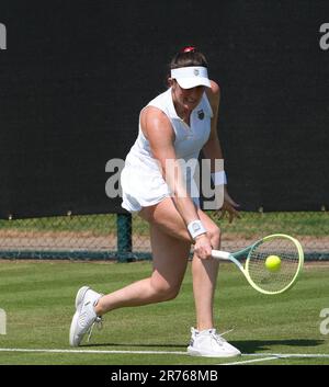 Nottingham, Royaume-Uni. 13th juin 2023; Nottingham tennis Centre, Nottingham, Angleterre: Rothesay Nottingham Open, jour 2; Olivia Gadecki (AUS) joue un coup de dos à Magda Linette (POL) Credit: Action plus Sports Images/Alay Live News Credit: Action plus Sports Images/Alay Live News Banque D'Images