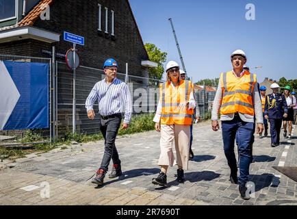 Rinsburg, pays-Bas. 13th juin 2023. RINSBURG - Reine Maxima lors de sa visite à un projet de logement de Koninklijke Bouwend Nederland membre de la société KBM dans le cadre de la seizième édition de la Journée de la construction. ANP REMKO DE WAAL pays-bas Out - belgique Out Credit: ANP/Alay Live News Banque D'Images