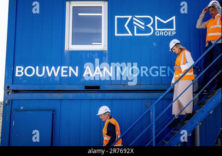 Rinsburg, pays-Bas. 13th juin 2023. RINSBURG - Reine Maxima lors de sa visite à un projet de logement de Koninklijke Bouwend Nederland membre de la société KBM dans le cadre de la seizième édition de la Journée de la construction. ANP REMKO DE WAAL pays-bas Out - belgique Out Credit: ANP/Alay Live News Banque D'Images