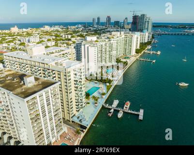 Photo aérienne en bord de mer condominiums à Miami Beach vers 2023 Banque D'Images