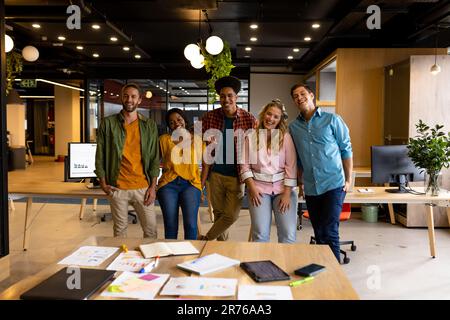Portrait de divers collègues créatifs debout dans un bureau occasionnel Banque D'Images