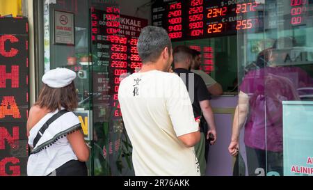 Les gens visitent les bureaux de change et les orfèvres pour préserver leur argent contre les différences d'échange. Mehmet Simsek a été nommé ministre du Trésor et des Finances et Hafize Gaye Erkan a été nommé président de la Nouvelle Banque centrale dans un nouveau cabinet formé après les élections générales de la Turquie. Alors qu'il s'agissait de savoir si l'économie allait revenir à la politique orthodoxe, le signal est venu que le nouveau ministre ne poursuivrait pas la politique économique hétérodoxe. On pense qu'il y a une libération contrôlée de dollars pour trouver des soldes dans l'économie. Prix du dollar, de l'euro et de l'or con Banque D'Images