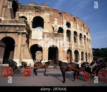 Italie. Rome. Le Colisée avec des calèches touristiques. Banque D'Images