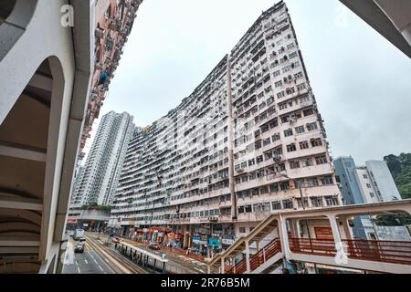 Quarry Bay, Hong Kong - avril 2023 : bâtiment « Yik Cheong », également connu sous le nom de bâtiment Monster, qui est un logement densément peuplé Banque D'Images