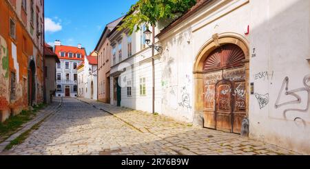 bratislava, slovaquie - 16 octobre 2019 : rues étroites du centre de la vieille ville. vacances d'automne en europe. temps ensoleillé à midi Banque D'Images