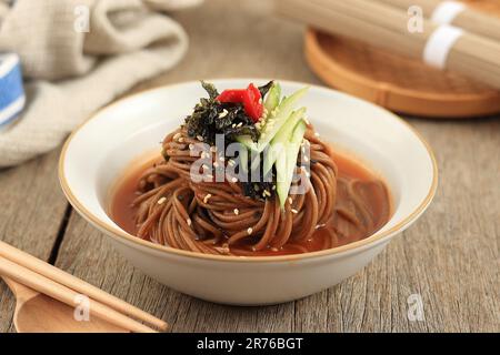 Bibim Guksu Soba Noodle, soupe froide de sarrasin, Nioodle coréen Spicy avec Gochujang Banque D'Images
