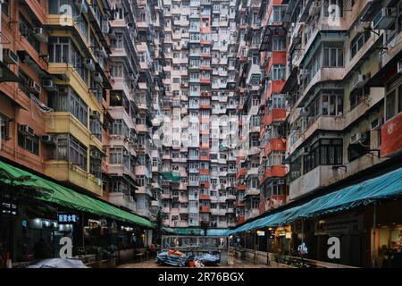 Quarry Bay, Hong Kong - avril 2023 : bâtiment « Yik Cheong », également connu sous le nom de bâtiment Monster, qui est un logement densément peuplé Banque D'Images