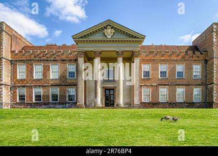 Façade de la Vyne dans le Hampshire Royaume-Uni avec ses bâtiments en briques rouges crénelées Tudor et plus tard portique corinthien Banque D'Images