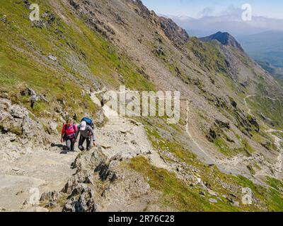 Marcheurs montant de la piste PYG un itinéraire populaire vers la crête du sommet de YR Wyddfa Snowdon dans le parc national de Snowdonia au nord du pays de Galles Banque D'Images