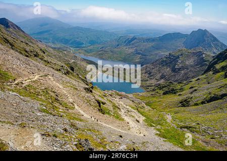 Marcheurs montant de la piste PYG un itinéraire populaire vers la crête du sommet de YR Wyddfa Snowdon dans le parc national de Snowdonia au nord du pays de Galles Banque D'Images