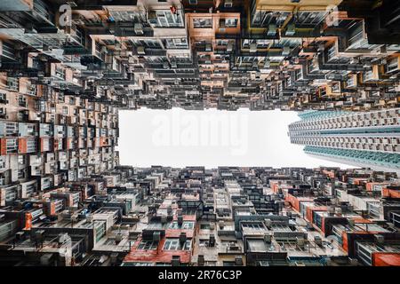 Quarry Bay, Hong Kong - avril 2023 : bâtiment « Yik Cheong », également connu sous le nom de bâtiment Monster, qui est un logement densément peuplé Banque D'Images